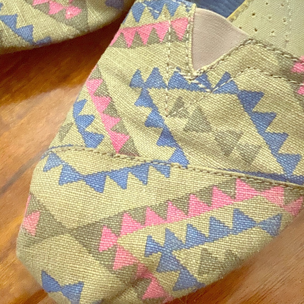 Toms size 6